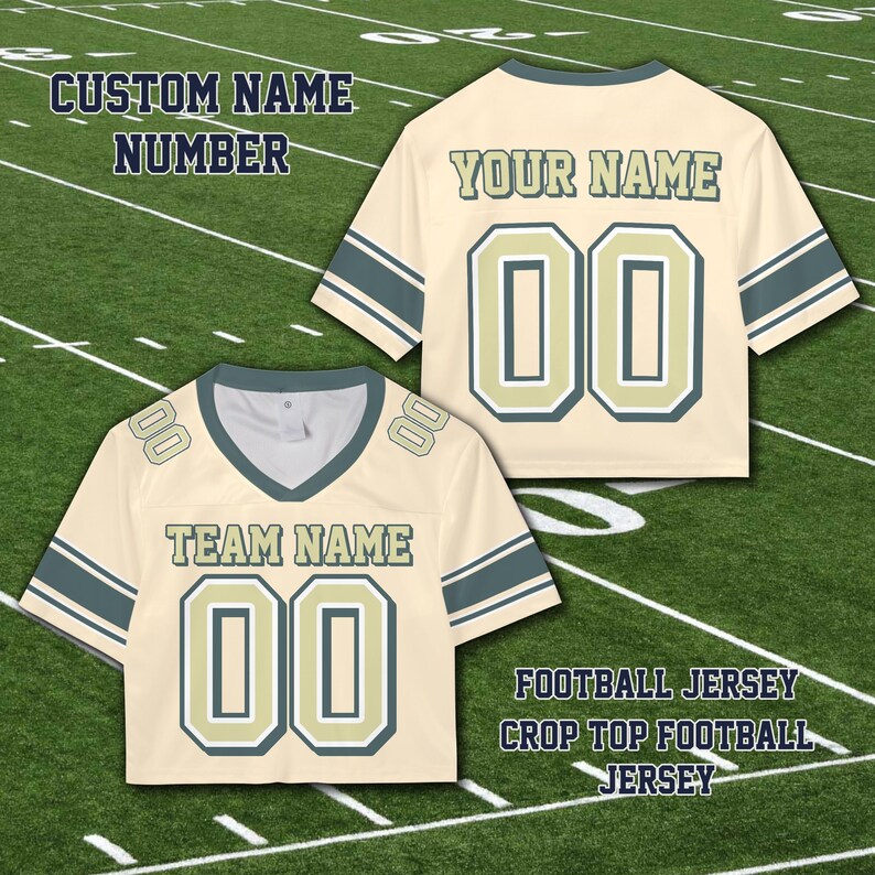 Puede incluir: Tops de camiseta de f&uacute;tbol color crema con detalles en azul marino y verde oliva. Uno muestra "TEAM NAME" y "00", el otro "YOUR NAME" y "00". Tambi&eacute;n se ve el texto "CUSTOM NAME NUMBER" y "FOOTBALL JERSEY CROP TOP FOOTBALL JERSEY".