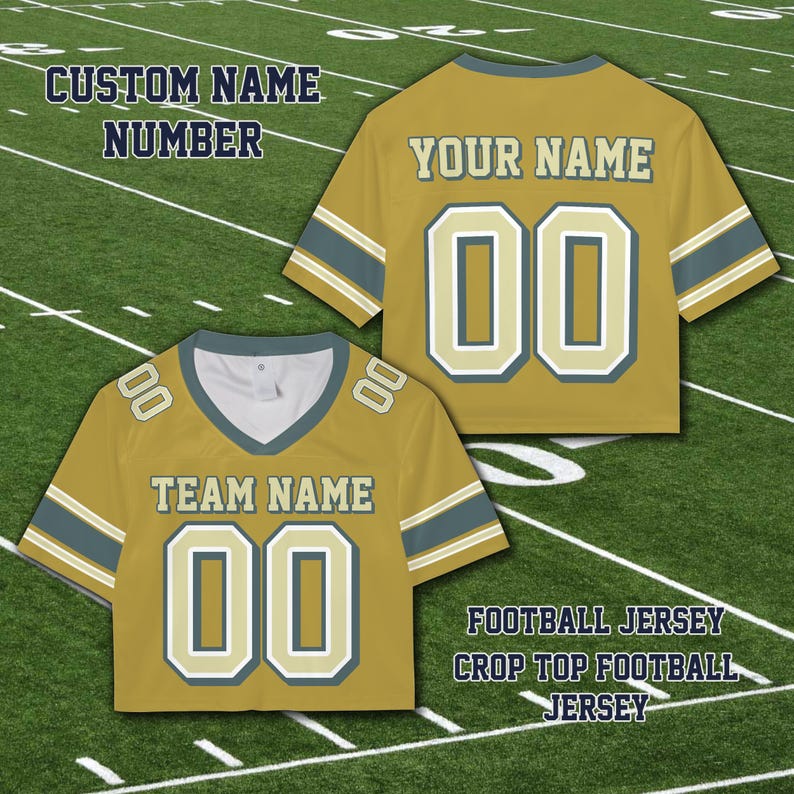 Puede incluir: Camiseta de f&uacute;tbol corta de color amarillo mostaza con detalles en blanco y azul marino. La camiseta presenta el texto "TEAM NAME" y "YOUR NAME" con el n&uacute;mero "00". La imagen tambi&eacute;n incluye el texto "CUSTOM NAME NUMBER" y "FOOTBALL JERSEY CROP TOP FOOTBALL JERSEY".