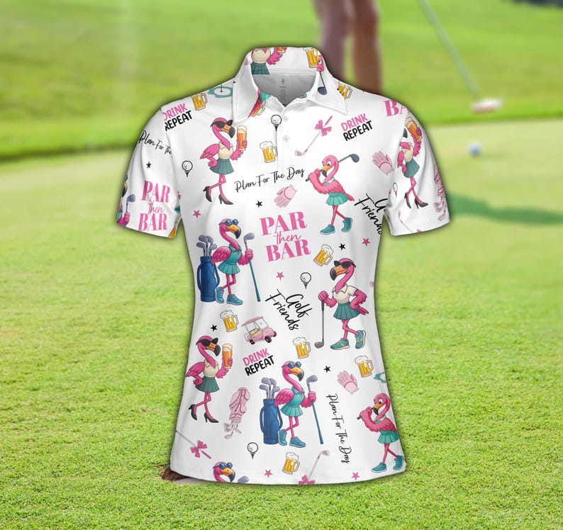 Puede incluir: Polo blanco con un estampado repetido de flamencos golfistas rosas, palos de golf, jarras de cerveza y texto. La camisa tiene cuello y mangas cortas. El texto incluye "Plan For The Day", "Par Then Bar", "Drink Repeat" y "Golf Friends".