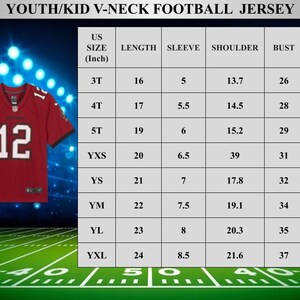 Puede incluir: Una camiseta de f&uacute;tbol juvenil roja con el n&uacute;mero 12 en blanco. La camiseta tiene cuello en V y se muestra con una tabla de tallas que muestra las medidas en pulgadas para largo, manga, hombro, busto y cintura.