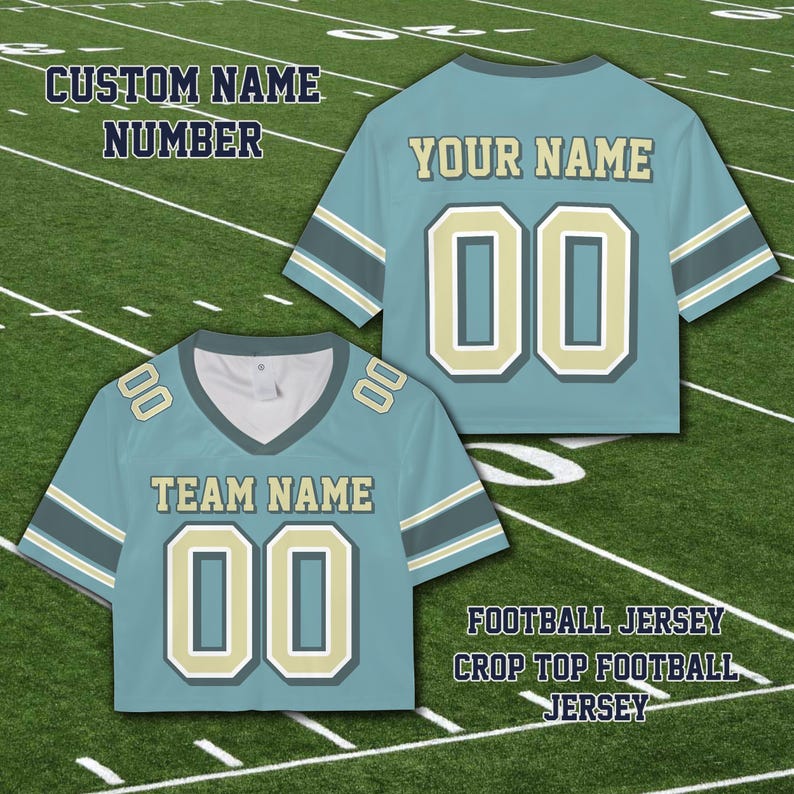 Puede incluir: Dos camisetas de f&uacute;tbol cortas de color verde azulado con detalles en blanco y dorado. Una camiseta muestra "TEAM NAME" y "00", la otra dice "YOUR NAME" y "00". Tambi&eacute;n se ve el texto "CUSTOM NAME NUMBER" y "FOOTBALL JERSEY CROP TOP FOOTBALL JERSEY".