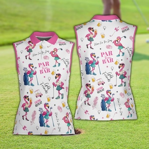 Puede incluir: Camiseta de golf sin mangas con fondo blanco y cuello rosa. La camiseta presenta un patr&oacute;n repetido de flamencos de dibujos animados, palos de golf, jarras de cerveza y texto que dice "Par Then Bar", "Golf Friends", "Drink Repeat" y "Plan For The Day".