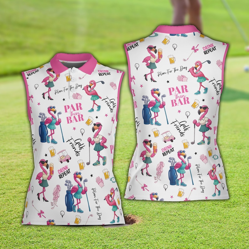 Puede incluir: Camiseta de golf sin mangas con fondo blanco y cuello rosa. La camiseta presenta un patr&oacute;n repetido de flamencos de dibujos animados, palos de golf, jarras de cerveza y texto que dice "Par Then Bar", "Golf Friends", "Drink Repeat" y "Plan For The Day".