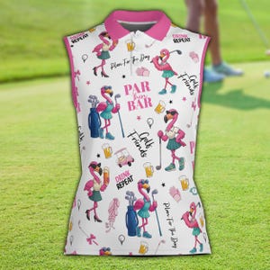 Puede incluir: Camiseta de golf sin mangas blanca con cuello y ribete rosa. La camisa presenta un patr&oacute;n repetido de flamencos de dibujos animados jugando al golf, jarras de cerveza, bolsas de golf y las frases "Drink Repeat", "Plan For The Day" y "Par Then Bar".