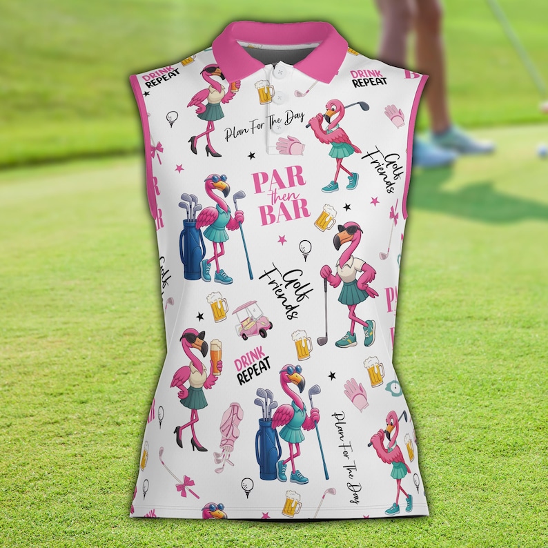 Puede incluir: Camiseta de golf sin mangas blanca con cuello y ribete rosa. La camisa presenta un patr&oacute;n repetido de flamencos de dibujos animados jugando al golf, jarras de cerveza, bolsas de golf y las frases "Drink Repeat", "Plan For The Day" y "Par Then Bar".