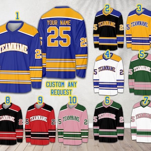 Pu&ograve; includere: Dieci diversi design di maglie da hockey con varie combinazioni di colori. Ogni maglia ha il numero "25" sul davanti, il testo "YOUR NAME" sopra il numero e il testo "TEAMNAME" sul davanti sotto il numero. Le maglie sono tutte a maniche lunghe e hanno una striscia bianca intorno alla vita.