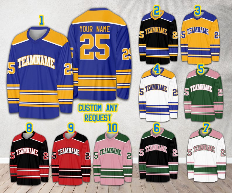 Pu&ograve; includere: Dieci diversi design di maglie da hockey con varie combinazioni di colori. Ogni maglia ha il numero "25" sul davanti, il testo "YOUR NAME" sopra il numero e il testo "TEAMNAME" sul davanti sotto il numero. Le maglie sono tutte a maniche lunghe e hanno una striscia bianca intorno alla vita.