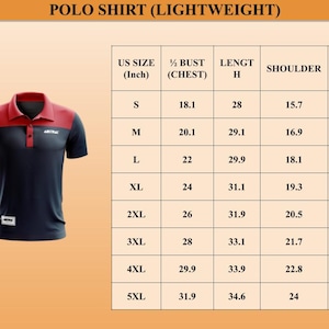 Puede incluir: Polo de color azul marino con cuello y detalles en los hombros rojos. La camisa tiene una tapeta de dos botones y un peque&ntilde;o logotipo en el pecho. Tabla de tallas con medidas en cm incluida.