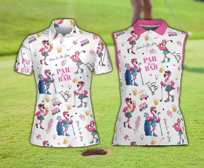Puede incluir: Dos camisas de golf blancas con un estampado de flamenco y golf. Las camisas presentan detalles en rosa y el texto "Par then Bar", "Golf Friends" y "Drink Repeat".