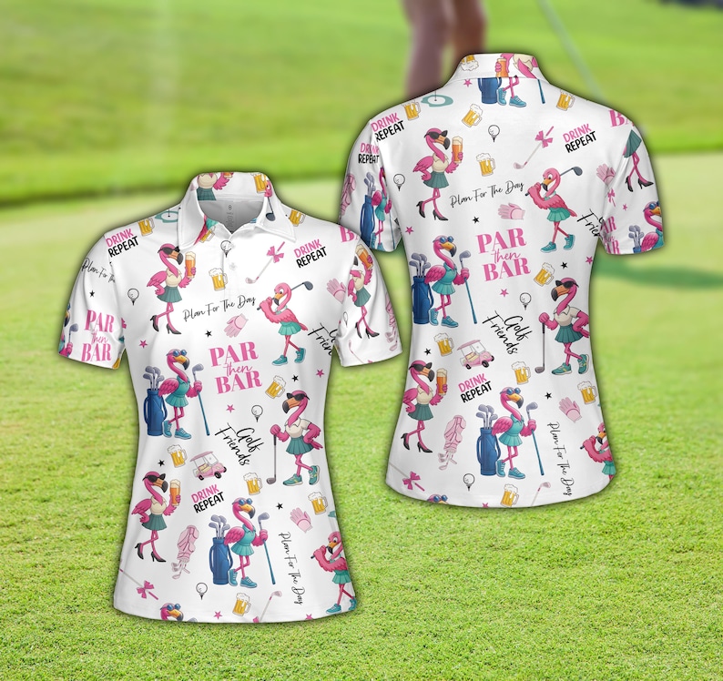 Puede incluir: Polo blanco con un estampado repetido de flamencos rosas golfistas, carritos de golf, jarras de cerveza y bolsas de golf. El texto incluye "Par then Bar", "Drink Repeat" y "Golf Friends".
