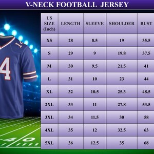 Puede incluir: Una camiseta de f&uacute;tbol azul con cuello en V y el n&uacute;mero 14 en blanco. La camiseta tiene rayas blancas y rojas en las mangas. Una tabla de tallas muestra las medidas en pulgadas para varias tallas, de XS a 5XL. La talla M mide 76 cm de largo.