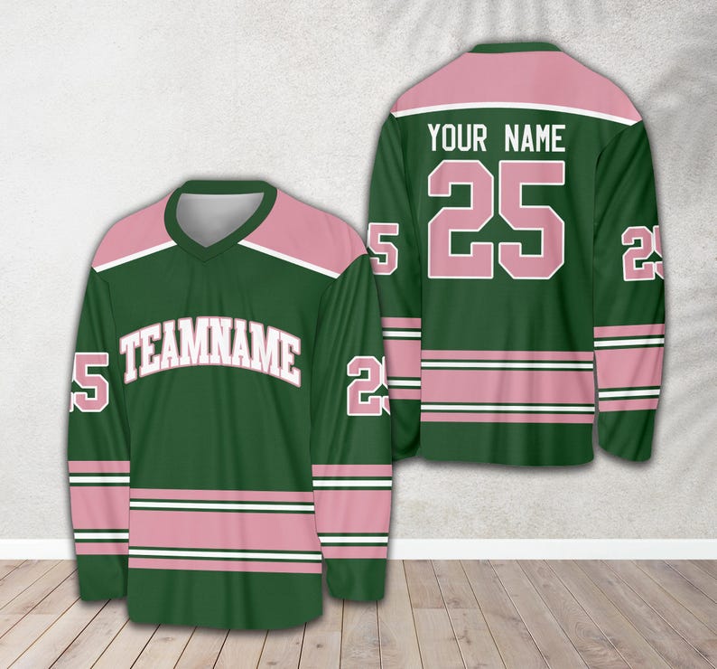 Pu&ograve; includere: Maglia da hockey verde e rosa con il numero 25 e il testo "YOUR NAME" sul davanti e il testo "TEAMNAME" sul davanti.