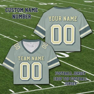 Puede incluir: Dos camisetas de f&uacute;tbol recortadas en color verde claro con detalles en blanco y verde oscuro. Las camisetas tienen el texto "YOUR NAME" y "TEAM NAME" con el n&uacute;mero "00". Tambi&eacute;n se ve el texto "CUSTOM NAME NUMBER" y "FOOTBALL JERSEY CROP TOP FOOTBALL JERSEY".
