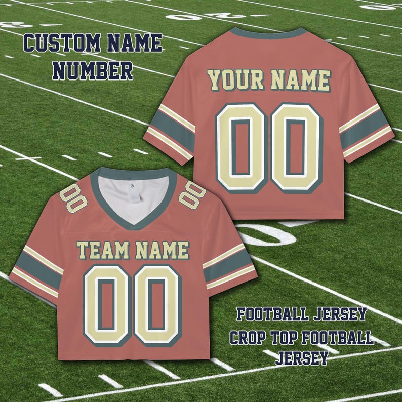 Puede incluir: Dos camisetas de f&uacute;tbol rojas cortas con el texto "TEAM NAME" y "YOUR NAME" sobre el n&uacute;mero "00". Las camisetas tienen rayas verdes y beige en las mangas. Tambi&eacute;n es visible el texto "CUSTOM NAME NUMBER" y "FOOTBALL JERSEY CROP TOP FOOTBALL JERSEY".
