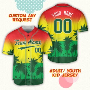 Könnte beinhalten: Baseball-Trikot mit einem Farbverlauf in Rot, Gelb und Grün, mit Palmensilhouetten. Auf der Vorderseite steht "Team Name" und die Nummer "00". Auf der Rückseite steht "Your Name" und "00". Der Text lautet "Custom Any Request" und "Adult/Youth Kid Jersey."