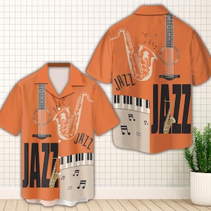 Może przedstawiać: Dwie pomarańczowe koszule z krótkim rękawem w stylu jazzowym. Koszule przedstawiają saksofon, gitarę, klawisze fortepianu i nuty muzyczne. Słowo "Jazz" jest nadrukowane na obu koszulach.