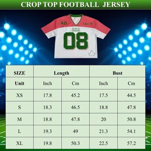 Puede incluir: Una camiseta de f&uacute;tbol corta blanca, roja y verde con el texto "AKA 08" y "FALL '18". La camiseta tiene cuello en V y una tabla de tallas con medidas en pulgadas y cent&iacute;metros. La longitud de la talla XS es de 45,2 cm (17,8 pulgadas).