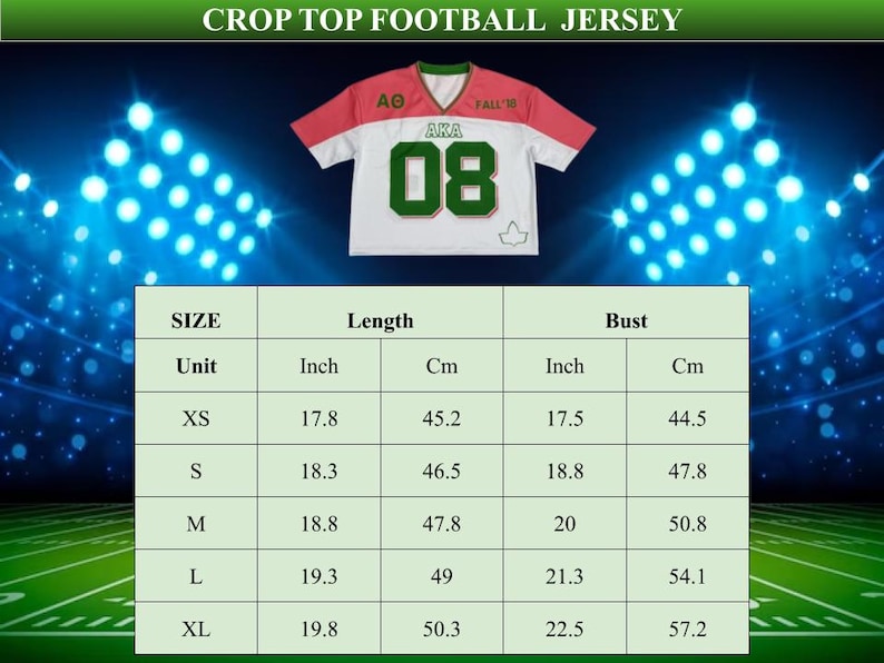 Puede incluir: Una camiseta de f&uacute;tbol corta blanca, roja y verde con el texto "AKA 08" y "FALL '18". La camiseta tiene cuello en V y una tabla de tallas con medidas en pulgadas y cent&iacute;metros. La longitud de la talla XS es de 45,2 cm (17,8 pulgadas).