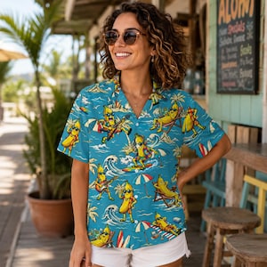 Könnte beinhalten: Ein kurzärmeliges Hemd mit Knopfleiste in leuchtendem Blaugrün mit einem Allover-Druck von gelben Bananen, die verschiedenen Strandaktivitäten nachgehen, darunter Surfen, Gitarrespielen und Entspannen in Liegestühlen unter bunten Sonnenschirmen.