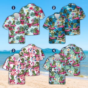 Puede incluir: Cuatro camisas de manga corta con diseños tropicales. Cada camisa presenta un dinosaurio verde en una flotador de flamenco rosa. Las camisas tienen diferentes fondos, incluyendo escenas florales y de playa.
