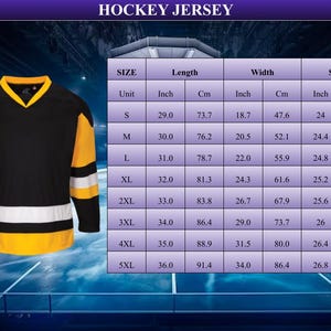 Pu&ograve; includere: Una maglia da hockey nera, bianca e oro con una tabella delle taglie che mostra le misure in pollici e centimetri. La tabella include le taglie dalla S alla 5XL.