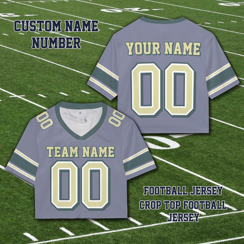 Puede incluir: Camiseta de f&uacute;tbol corta gris con el texto "TEAM NAME" y "YOUR NAME". La camiseta tiene el n&uacute;mero "00" en un color contrastante. Las mangas tienen rayas. Tambi&eacute;n se ve el texto "CUSTOM NAME NUMBER" y "FOOTBALL JERSEY CROP TOP FOOTBALL JERSEY".