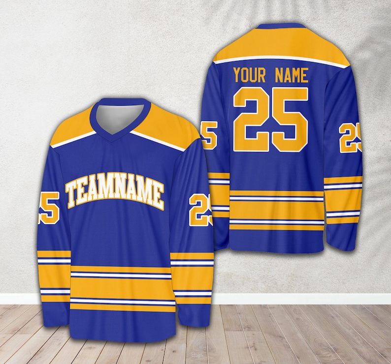 Pu&ograve; includere: Una maglia da hockey blu e oro con il numero 25 e il testo "YOUR NAME" sul retro. La parte anteriore della maglia ha il testo "TEAMNAME" e il numero 25 sulle maniche.