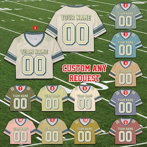 Puede incluir: Una selecci&oacute;n de camisetas de f&uacute;tbol personalizables en varios colores, incluyendo beige, azul y rosa. Cada camiseta muestra un nombre de equipo y el n&uacute;mero "00". El texto "CUSTOM ANY REQUEST" tambi&eacute;n es visible.