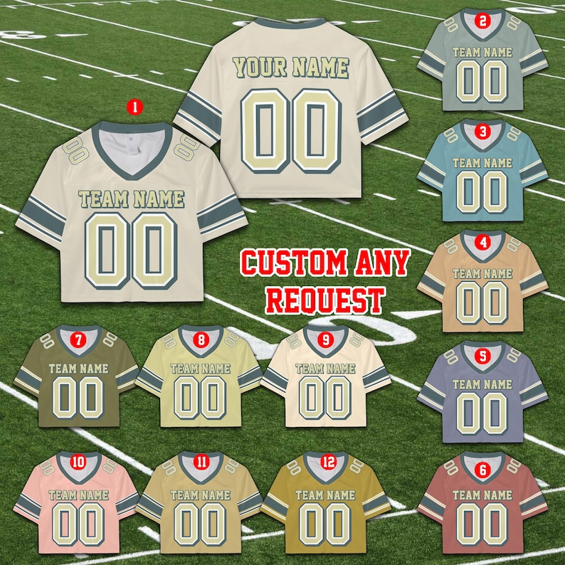 Puede incluir: Una selecci&oacute;n de camisetas de f&uacute;tbol personalizables en varios colores, incluyendo beige, azul y rosa. Cada camiseta muestra un nombre de equipo y el n&uacute;mero "00". El texto "CUSTOM ANY REQUEST" tambi&eacute;n es visible.