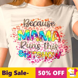 Porque MAMÁ dirige este SHOW DE MIERDA Día de la Madre PNG, patrón con temática de letras PNG, Mamá fuerte PNG, Mamá dura PNG, Regalo para mamá png, Tía, Nana, Mimi