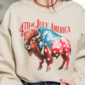 Design comemorativo retrô Bison Estados Unidos 4 de julho. Perfeito para sublimação, impressão DTF em camisetas, feliz americano