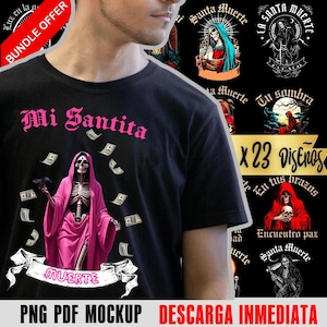 Puede incluir: Camiseta negra con un diseño de esqueleto con túnica rosa, con el texto "Mi Santita" y "Muerte". El diseño incluye billetes de dólar cayendo y otros gráficos. También incluye el texto "PNG PDF MOCKUP" y "DESCARGA INMEDIATA".