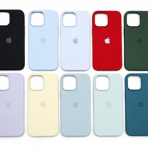 Puede incluir: Una colección de diez fundas de silicona para teléfono dispuestas en dos filas, con una variedad de colores sólidos que incluyen negro, azul claro, blanco, rojo, verde oscuro, lavanda, amarillo pálido, gris, verde menta y cerceta, con logo Apple.
