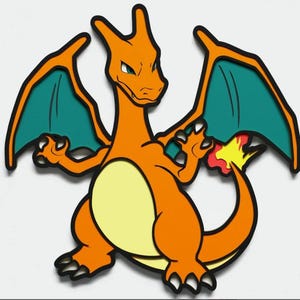 Könnte beinhalten: Orangefarbene Charizard-Figur mit teal-farbenen Flügeln und gelbem Bauch. Der Zeichentrickdrache hat eine Flamme am Ende seines Schwanzes und ist schwarz umrandet. Die Figur ist ein beliebter Charakter aus der Pokémon-Franchise.