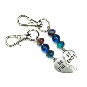 Conjunto de dijes MEJORES AMIGOS: tirador de cremallera con mitades de corazón, cuentas de vidrio azules y multicolores