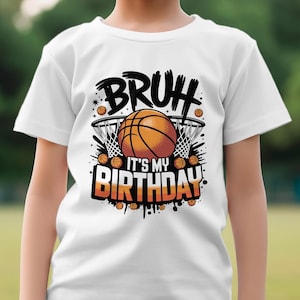 以下が含まれることがあります： バスケットボールをテーマにしたグラフィックがプリントされた白いTシャツ。デザインは、バスケットボールとバスケットボールのゴールの上に「BRUH」という言葉、下に「IT'S MY BIRTHDAY」というテキストが配置されています。バスケットボールが散りばめられています。