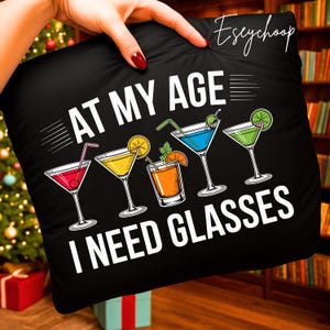 A mi edad necesito gafas PNG SVG | Versiones en blanco y negro | Diseño divertido de camiseta de vino