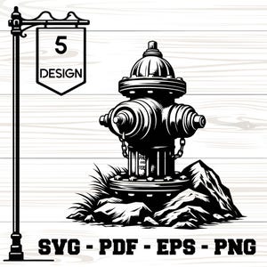 Puede incluir: Ilustración en blanco y negro de una boca de incendios con una cadena y un cartel que dice "5 DESIGN". La boca de incendios está sentada sobre una pila de rocas con hierba.