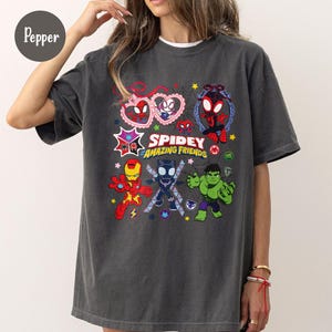 K&ouml;nnte beinhalten: Ein Set aus drei Keramikbechern mit gesprenkelter, matter Oberfl&auml;che. Die Becher sind in Creme-, Hellgrau- und Dunkelgraut&ouml;nen gehalten. Jeder Becher hat ein schlichtes, minimalistisches Design und einen abgerundeten Henkel.