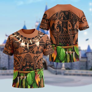 Puede incluir: Una camiseta marr&oacute;n con un dise&ntilde;o tribal y un collar de dientes y huesos. La camiseta presenta un patr&oacute;n negro detallado y un dise&ntilde;o de hojas verdes y naranjas en la parte inferior. La parte posterior de la camiseta tambi&eacute;n tiene un dise&ntilde;o tribal.