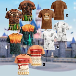 Puede incluir: Una colecci&oacute;n de cinco camisetas de manga corta con varios dise&ntilde;os. Las camisetas presentan colores marr&oacute;n, blanco y naranja, con estampados gr&aacute;ficos que incluyen patrones tribales, una cara de dibujos animados y un dise&ntilde;o similar a una pluma. Las camisetas se muestran sobre un fondo borroso.