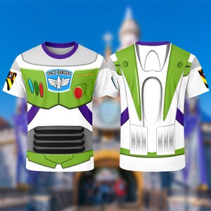 Puede incluir: Camiseta blanca con un dise&ntilde;o de disfraz de Buzz Lightyear. La parte delantera muestra una placa pectoral verde con las palabras "SPACE RANGERS" y "LIGHTYEAR". La parte trasera de la camiseta tambi&eacute;n presenta el dise&ntilde;o verde y blanco. La camiseta tiene un cuello morado.
