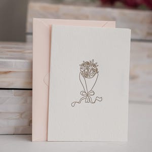 Biglietto d'auguri con bouquet minimalista in stampa tipografica - formato 4 barre, elegante design floreale, interno vuoto
