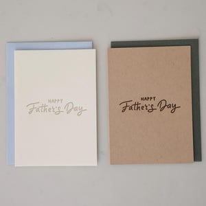 Minimal Letterpress Vatertagskarte – Weißes Baumwollpapier mit Taupefarbener Druckfarbe – Innenseite blanko – Inklusive Umschlag