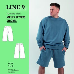 Könnte beinhalten: Ein PDF-Schnittmuster für Herren-Sportshorts in den Größen S bis XL. Das Schnittmuster enthält schriftliche Nähanleitungen. Das Bild zeigt einen Mann, der ein blaues Sweatshirt und eine passende blaue Shorts trägt.