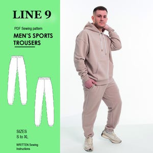 Może przedstawiać: Wzór szycia PDF na męskie spodnie sportowe. Wzór zawiera rozmiary od S do XL i pisemne instrukcje szycia. Na zdjęciu widać mężczyznę w dopasowanym beżowym swetrze z kapturem i spodniach dresowych.