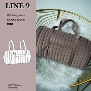 Op de afbeelding: Een bruine, gewatteerde barrel bag met een ritsvak en twee handvatten. De tas ligt op een gouden stoel met een wit, harig kussen. De afbeelding bevat ook een lijntekening van de tas en de tekst "LINE 9" en "Sporty Barrel bag".