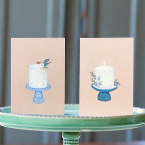 Tarjeta de cumpleaños dibujada a mano / Diseño minimalista de pastel y flores, interior en blanco