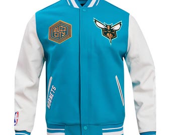 Chaqueta de los Charlotte Hornets con cuerpo azul cielo y mangas de cuero blanco. Chaquetas personalizadas del equipo universitario. Chaqueta de béisbol. Chaquetas del equipo universitario.
