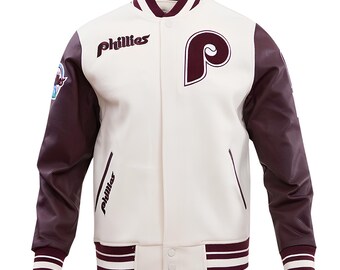 Chaqueta de los Philadelphia Phillies color blanco roto con mangas de cuero granate, estilo universitario, hecha a medida.